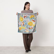 ポールアンドジョーアクセソワ(PAUL & JOE ACCESSOIRES)の【洗える】シルクスカーフ 65×65cm 猫柄 ロゴ UV