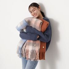 ポールアンドジョーアクセソワ(PAUL & JOE ACCESSOIRES)の【インド製】ウール混ボリュームマフラー 18×120cm  無地 ネコチャーム付き