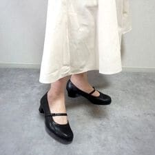 ストラップ付きパンプス