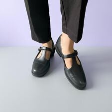 Tストラップシューズ