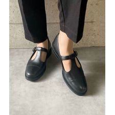 アポム(APOM)のTストラップシューズ