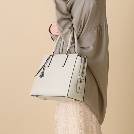 [^:11752]yTCYzNAtH_[ɓꂽA4TCY̗p肬TCYBPCX[u͕tĂ܂񂪁A13.3C`PC[\ȑ傫łB߂ȃTCYŁAȕA4ނ傤ǓTCYT̕ɂ߂łBA4NAz_[TCY:W21.7~30.7cmPCTCYFW31~H21~D1cmŌvy@\zȒPȂ̂ɂꂢɐڂłĎgǂAXgXm炸Ȏ[ڎw܂BEMe Strap~1pXP[XȂǂ̏tbNŌqĂL[XgbvBobO̒̂cJɎtĂg܂BEI[v|Pbg~2AbV|Pbg~2ׂȂ̂̎[ɕ֗łBEybg{gz_[~1ybg{g܂ݎPȂǂ𗧂ĂĎ[ł܂BgȂƂ̓{^𗯂߂ăRpNgɐ܂ނƂł܂BEyz_[~2E~1ÔłtBW&.Day/NightIWĩbZ[WĂ܂BOENapping pl.~1X}[gtHȂǕpɂɏoꂷ鏬Ă[Xy[XBPCX[uƓlɏ_炩XG[hfނgpBE|Pbg~2OɃI[v|Pbg~2AwʑɃt@Xi[|Pbg~1ByfށzƊƎg₷𗼗邽߂ɁAyĈ₷vgpB}bgŎRȃV{fފłB{vɔׂČyAɔGꂽƂ̃V~Ȃǂłɂ̂ŁAǂ肵܂̓J̓łSłB≘ꂪtۂ́A_炩zŐ@ĂBShł͂܂̂łӂB点ỉ摜͓W̂̂gpĂAۂ̏iƎdlF኱قȂꍇ܂BĂ郂j^[ɂĂۂ̐FƑقȂꍇ܂B܂A\ȂdlύXꍇ܂̂ł܂Byîm点z̏i2024N21牿i{Ă܂B͂鏤iɂĂ^Oȉꍇ܂ݕ\ĂTCg\i̔iłB\߂܂悤A肢\グ܂B