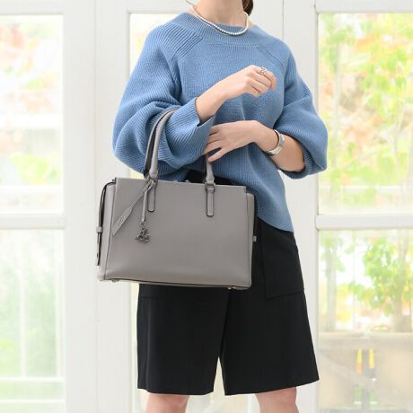 [^:11752]yTCYzNAtH_[ɓꂽA4TCY̗p肬TCYBPCX[u͕tĂ܂񂪁A13.3C`PC[\ȑ傫łB߂ȃTCYŁAȕA4ނ傤ǓTCYT̕ɂ߂łBA4NAz_[TCY:W21.7~30.7cmPCTCYFW31~H21~D1cmŌvy@\zȒPȂ̂ɂꂢɐڂłĎgǂAXgXm炸Ȏ[ڎw܂BEMe Strap~1pXP[XȂǂ̏tbNŌqĂL[XgbvBobO̒̂cJɎtĂg܂BEI[v|Pbg~2AbV|Pbg~2ׂȂ̂̎[ɕ֗łBEybg{gz_[~1ybg{g܂ݎPȂǂ𗧂ĂĎ[ł܂BgȂƂ̓{^𗯂߂ăRpNgɐ܂ނƂł܂BEyz_[~2E~1ÔłtBW&.Day/NightIWĩbZ[WĂ܂BOENapping pl.~1X}[gtHȂǕpɂɏoꂷ鏬Ă[Xy[XBPCX[uƓlɏ_炩XG[hfނgpBE|Pbg~2OɃI[v|Pbg~2AwʑɃt@Xi[|Pbg~1ByfށzƊƎg₷𗼗邽߂ɁAyĈ₷vgpB}bgŎRȃV{fފłB{vɔׂČyAɔGꂽƂ̃V~Ȃǂłɂ̂ŁAǂ肵܂̓J̓łSłB≘ꂪtۂ́A_炩zŐ@ĂBShł͂܂̂łӂB点ỉ摜͓W̂̂gpĂAۂ̏iƎdlF኱قȂꍇ܂BĂ郂j^[ɂĂۂ̐FƑقȂꍇ܂B܂A\ȂdlύXꍇ܂̂ł܂Byîm点z̏i2024N21牿i{Ă܂B͂鏤iɂĂ^Oȉꍇ܂ݕ\ĂTCg\i̔iłB\߂܂悤A肢\グ܂B