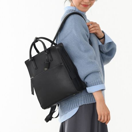 [^:15161]łL~́A閡B莝ƃbNA2ʂ̎ł邨dbNB`ꂵɂv̗pBXNGAŃV[vȃVGbgƁAnhobÔ悤ȍ̂fBeB[ŁAWPbgȂǂ̂ƕłLCɎĂ܂BAJWAȂmłBobÕV[vȃfUCŃLbƈ߂̂ŁAbNłJWA_Eۂh܂BbNō킹̂u݌ɃfUCgbvXv̓ÃobOȂu莝vƁuЕ|vőfGɎgƂł̂ŁAmɍ킹čQĂăobOςȂ...ȂĂƂł܂ByTCYz11.0C`^ubgB5TCY̎蒠Ag̉̂̂Ƃٓx̏߂ȃTCYB udA4TCY͕svȂ̂ŁA킢Ă鏬߂̃bNvƂAu傫ȂĂ̂ŁAIItpŎg郊bN~vƂɂ߂łB ^ubgTCYFH26~W20~D1cmŌv y@\zȒPȂ̂ɂꂢɐڂłĎgǂAXgXm炸Ȏ[ڎw܂B E^ubg|Pbg11.0C`̃^ubg[\BSĎ^ׂ悤A|Pbg͏_炩XG[hfނgpĂ܂BEMe Strap~1pXP[XȂǂ̏tbNŌqĂL[XgbvBobO̒̂cJɎtĂg܂BEV[X[|Pbg~1t@Xi[t̒gČ֗ȃ|PbgBEI[v|Pbg~2ׂȂ̂̎[ɕ֗łBE{gz_[~1ybg{g܂ݎPȂǂ𗧂ĂĎ[ł܂BgȂƂ̓{^𗯂߂ăRpNgɁBOENapping pl.~1X}[gtHȂǕpɂɏoꂷ鏬Ă[Xy[XB|Pbg̕tĂȂ̂ƂAƂ܂ĂƂƂɕ֗łBEtg|Pbg~1iɃI[v|Pbg~1t)yfށzꂢ߃ItBXR[fɍ킹ăGKgɎĂ悤AvgpB{vɔׂČyAɔGꂽƂ̃V~Ȃǂłɂ̂ŁAǂ肵܂J̓łSĎ^ׂ܂B≘ꂪtۂ́A_炩zŐ@ĂBShł͂܂̂łӂByJ[z݂悭dX^Cɍ킹₷AjAXJ[葵܂B点ỉ摜͓W̂̂gpĂAۂ̏iƎdlF኱قȂꍇ܂BĂ郂j^[ɂĂۂ̐FƑقȂꍇ܂B܂A\ȂdlύXꍇ܂̂ł܂B