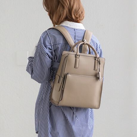 [^:15161]łL~́A閡B莝ƃbNA2ʂ̎ł邨dbNB`ꂵɂv̗pBXNGAŃV[vȃVGbgƁAnhobÔ悤ȍ̂fBeB[ŁAWPbgȂǂ̂ƕłLCɎĂ܂BAJWAȂmłBobÕV[vȃfUCŃLbƈ߂̂ŁAbNłJWA_Eۂh܂BbNō킹̂u݌ɃfUCgbvXv̓ÃobOȂu莝vƁuЕ|vőfGɎgƂł̂ŁAmɍ킹čQĂăobOςȂ...ȂĂƂł܂ByTCYz11.0C`^ubgB5TCY̎蒠Ag̉̂̂Ƃٓx̏߂ȃTCYB udA4TCY͕svȂ̂ŁA킢Ă鏬߂̃bNvƂAu傫ȂĂ̂ŁAIItpŎg郊bN~vƂɂ߂łB ^ubgTCYFH26~W20~D1cmŌv y@\zȒPȂ̂ɂꂢɐڂłĎgǂAXgXm炸Ȏ[ڎw܂B E^ubg|Pbg11.0C`̃^ubg[\BSĎ^ׂ悤A|Pbg͏_炩XG[hfނgpĂ܂BEMe Strap~1pXP[XȂǂ̏tbNŌqĂL[XgbvBobO̒̂cJɎtĂg܂BEV[X[|Pbg~1t@Xi[t̒gČ֗ȃ|PbgBEI[v|Pbg~2ׂȂ̂̎[ɕ֗łBE{gz_[~1ybg{g܂ݎPȂǂ𗧂ĂĎ[ł܂BgȂƂ̓{^𗯂߂ăRpNgɁBOENapping pl.~1X}[gtHȂǕpɂɏoꂷ鏬Ă[Xy[XB|Pbg̕tĂȂ̂ƂAƂ܂ĂƂƂɕ֗łBEtg|Pbg~1iɃI[v|Pbg~1t)yfށzꂢ߃ItBXR[fɍ킹ăGKgɎĂ悤AvgpB{vɔׂČyAɔGꂽƂ̃V~Ȃǂłɂ̂ŁAǂ肵܂J̓łSĎ^ׂ܂B≘ꂪtۂ́A_炩zŐ@ĂBShł͂܂̂łӂByJ[z݂悭dX^Cɍ킹₷AjAXJ[葵܂B点ỉ摜͓W̂̂gpĂAۂ̏iƎdlF኱قȂꍇ܂BĂ郂j^[ɂĂۂ̐FƑقȂꍇ܂B܂A\ȂdlύXꍇ܂̂ł܂B