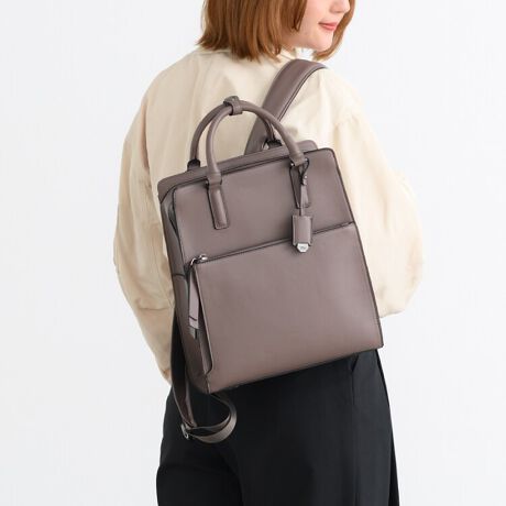 [^:15161]łL~́A閡B莝ƃbNA2ʂ̎ł邨dbNB`ꂵɂv̗pBXNGAŃV[vȃVGbgƁAnhobÔ悤ȍ̂fBeB[ŁAWPbgȂǂ̂ƕłLCɎĂ܂BAJWAȂmłBobÕV[vȃfUCŃLbƈ߂̂ŁAbNłJWA_Eۂh܂BbNō킹̂u݌ɃfUCgbvXv̓ÃobOȂu莝vƁuЕ|vőfGɎgƂł̂ŁAmɍ킹čQĂăobOςȂ...ȂĂƂł܂ByTCYz11.0C`^ubgB5TCY̎蒠Ag̉̂̂Ƃٓx̏߂ȃTCYB udA4TCY͕svȂ̂ŁA킢Ă鏬߂̃bNvƂAu傫ȂĂ̂ŁAIItpŎg郊bN~vƂɂ߂łB ^ubgTCYFH26~W20~D1cmŌv y@\zȒPȂ̂ɂꂢɐڂłĎgǂAXgXm炸Ȏ[ڎw܂B E^ubg|Pbg11.0C`̃^ubg[\BSĎ^ׂ悤A|Pbg͏_炩XG[hfނgpĂ܂BEMe Strap~1pXP[XȂǂ̏tbNŌqĂL[XgbvBobO̒̂cJɎtĂg܂BEV[X[|Pbg~1t@Xi[t̒gČ֗ȃ|PbgBEI[v|Pbg~2ׂȂ̂̎[ɕ֗łBE{gz_[~1ybg{g܂ݎPȂǂ𗧂ĂĎ[ł܂BgȂƂ̓{^𗯂߂ăRpNgɁBOENapping pl.~1X}[gtHȂǕpɂɏoꂷ鏬Ă[Xy[XB|Pbg̕tĂȂ̂ƂAƂ܂ĂƂƂɕ֗łBEtg|Pbg~1iɃI[v|Pbg~1t)yfށzꂢ߃ItBXR[fɍ킹ăGKgɎĂ悤AvgpB{vɔׂČyAɔGꂽƂ̃V~Ȃǂłɂ̂ŁAǂ肵܂J̓łSĎ^ׂ܂B≘ꂪtۂ́A_炩zŐ@ĂBShł͂܂̂łӂByJ[z݂悭dX^Cɍ킹₷AjAXJ[葵܂B点ỉ摜͓W̂̂gpĂAۂ̏iƎdlF኱قȂꍇ܂BĂ郂j^[ɂĂۂ̐FƑقȂꍇ܂B܂A\ȂdlύXꍇ܂̂ł܂B