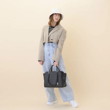 [^:15301]uƁvAuvBW&.Day/NightɐVԂ̂dg[gobOołÍ̕AɂėlXȏꍇ܂ˁBƏk̓BƂꂢ߂̓B͂ItBX[N̓BOŊBAɏK̓B̒̈BANeBuɍsC̓EEEB̓̊eeVɍ킹āA𒲐ĂƎv܂BłAg̓ւKvɂȂobÓAłЂƂōςނƂȁBꂢ߂ɂJWAɂAǂȕ̓ł킢킹邨dobO~IȈӌJꂽuMar _unhg[gv́ACyɎĂĔQɎg₷g[g`Ȃ̂ɁAXNGAɂ΂ƃR[fɂ킹₷A\^̂dobOłB}`Leʂ̂ŁAוɂBוȂł肵AJbR悭ĂႤoXGood|CgłByTCYzNAtH_[ɓꂽA4TCY̗p肬TCYBPCX[u͕tĂ܂񂪁A13.3C`PC[\ȑ傫łB߂ȃTCYŁAȕA4ނ傤ǓTCYT̕ɂ߂łBA4NAz_[TCY:W21.7~30.7cmPCTCYFW31~H21~D1cmŌvy@\znh͌ɂuOnhvƁAƎ莝ŎĂuV[gnhv2WAYdlBɂȂAE^[𒅂AȂ璆̕oƂȂǂɊ􂵂܂BnhƂ̂ȂꂽfUC͂łBTCh̃}`oꍞ񂾂肷邱ƂŁA2̃fUCy߂܂BTCho΂ƂȂfUCɁAɓꍞ߂΃XNGAŃRpNgȃVGbgŃR[fBl[gƂł܂Bǂ炩ƂΒɓꍞ݂₷dĂłBEMe Strap~1pXP[XȂǂ̏tbNŌqĂL[XgbvBDJɈ|΃obOL̂hIEV[X[|Pbg~1t@Xi[t̒gČ֗ȃ|PbgBEI[v|Pbg~3Ayz_[~2ׂȂ̂̎[ɕ֗łBE{gz_[~1ybg{g܂ݎPȂǂ𗧂ĂĎ[ł܂BgȂƂ̓{^𗯂߂ăRpNgɁBOENapping pl.~1X}[gtHȂǕpɂɏoꂷ鏬Ă[Xy[XB|Pbg̕tĂȂ̂ƂAƂ܂ĂƂƂɕ֗łBE|Pbg~2(OFI[v|Pbg~1AwʑFt@Xi[|Pbg~1)CtHȂǂɎoACe̎[ɕ֗ȊO|PbgByfށzƊƎg₷𗼗邽߂ɁAyĈ₷tHEU[ivjgpĂ܂B}bgŁA킸ɃV{鍂̂fނłB{vɔׂČyAɔGꂽƂ̃V~Ȃǂłɂ̂ŁAǂ肵܂J̓łSĎ^ׂ܂B≘ꂪtۂ́A_炩zŐ@ĂBShł͂܂̂łӂByJ[z킹₷_炩ȃjAXJ[ɉAsbƃR[fBl[g߂邩ñJ[܂B