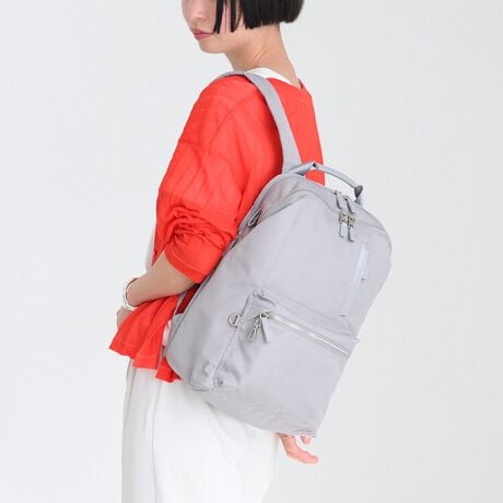 [^:15276]o~}}̂߂̒ʋ΃bNuPokkesvBeIo^o^Ȓ́A~J^B}`^XNȂȂ̏o΂łA~́AoBace MAMA labo.Ƃ̃R{[V琶܂ꂽo~}}̂߂̒ʋ΃bNAeBƂΕۈ牀̑}A}̂ǂƕۈ牀p̉וBu肪ӂĂ鎞ƕKvȕƂ肾EEEIv|bPX XbNV[ÝA}}̃AȐW߂č܂BXȌڂ̃bNɊO|Pbg|Pbgӂ񂾂ɔzuĂ̂ŁAbNx낳ȂĂAgוɃANZXł܂BubN͒goɂvƂςƂ́ATEiBMdigɂĂt̃|VFbǵAgbṽt@Xi[|Pbgɂ̂܂܂ۂ܂TCYBdbNƂĂ̂ƌۂAJWAȕɍ킹₷悤ȁA肵ȂVGbgɂ܂BIłItł₷Aꂢ߃}`ȃbNTbNłBéAeg̐ɁATCYfށA|PbgȂǂ̃fBeB[Abvf[g܂INxEꕜA}}Ao[W甃ւ̃}}AǂAVPokkesXbNłBAbvf[g|CgE{̑fނ́A򊴂̂ĂȂuiCcCvnɁB@Eꕔ̉sLāAו₷Ȃ܂BE|܂ZbeBOłXibvǉByTCYz NAtH_[ɓꂽA4TCY̗p肬TCYB13.3C`PC[\łB߂ȃTCYŁAȕA4ނ傤ǓTCYT̕ɂ߂łBA4NAz_[TCY:W21.7~30.7cmPCTCYFW31~H21~D1cmŌv  y@\z uAȒPɎoEEEvւ̂Bʋ΃}}ւ̃qAO琶܂ꂽu珕v|Pbg̐XBAȏʂłׂ̍Ȃ莖ɂ܂ŁAЂƂЂƂ܂B@\t̂傢||VFbgMdi𕪂ĐgɒĂ֗ȃ|VFbgBԂMdič~肽ƂAȂǂł劈B|VFbgTCYFW15~H20cm|PbgeBbVp|PbgɎo悤|PbgeBbV|Pbg܂Bo[W|PbgTCY傫ȂAg₷Abvf[gBeBbV̌ɂ̓rj[fނł\ȊȈՃS~Xy[Xƃ}`|PbgBnbN|PbgbN㕔̃fbhXy[XpV[X[|PbgBgbṽt@Xi[ANZXłāAו̏oX[YłBt̃|VFbgۂ܂TCYłBtgt@Xi[|Pbgtg|Pbg̓ɂ̓|Pbg3BЈ؂ۈ牀̃ZLeBIDJ[h̒ʒuɂĂ΁Ał炸Ɏo܂BNapping pl.~1 X}[gtHȂǕpɂɏoꂷ鏬Ă[Xy[XBnɂ͏_炩XG[hfނgpB bNw܂܂ło悤Awʂɐݒu܂BZLeBtbNO|Pbg̈ɂ̓ZLeBtbN܂B]ԂŌɏ悹q񂪂JĂ܂̂h܂BEPCX[u13.3C`PC[\ȕʋC̎[Xy[X͒[q̌ǂtbvtŁAJ̓SBtbvɂUSB⃂oCwifiȂǂ̎ӃANZT[ł|PbgIEMe Strap~1 pXP[XȂǂ̏tbNŌqĂL[XgbvBobO̒̂cJɎtĂg܂B E}`t|Pbg~2E{gz_[~1 Eyz_[~1  Et@Xi[|Pbg(O)~1ЎłJ₷ct@Xi[dlBdԂoXȂǂŃbNOɕ֗Ȉʒuɔzu܂BETCh|Pbg~2ybg{g܂ݎP[\B[߂ɃfUCĂ̂ŃhN{gĂĂuۂv܂BEZbgAbvxgV_[xg̒𒲐ƂA]xgvvȂfUCɂȂĂ܂Byfށz yH{ꂽ򊴂̂iCcCfނgpBShł͂܂̂ŁAӂByJ[z Ԃ̃ubNƁA݂悭dX^CɂJWAX^Cɂ킹₷jAXJ[ł̂łB点BȅƖ̊֌WɂAۂFقȂČꍇ܂B܂AĂ郂j^[̊ɂĂۂ̐FƑقȂꍇ܂B\ȂdlύXꍇ܂̂ł܂B