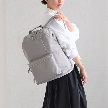 [^:15278]o~}}̂߂̒ʋ΃bNuPokkesv25LeʃfVoIo^o^Ȓ́A~J^B }`^XNȂȂ̏o΂łA~́AoBƂΕۈ牀̑}A}̂ǂƕۈ牀p̉וBu肪ӂĂ鎞ƕKvȕƂ肾EEEIv|bPXV[ÝA}}̃AȐW߂č܂BXȌڂ̃bNɊO|Pbg|Pbgӂ񂾂ɔzuĂ̂ŁAbNx낳ȂĂAgוɃANZXł܂BdbNƂĂ̂ƌۂAJWAȕɍ킹₷悤ȁA肵ȂVGbgɂ܂BIłItł₷Aꂢ߃}`ȃbNTbNłB25LTCÝAԃTCYii:15277jɔׂĂȂ8LeUPI̎̉וɃvXāAqǂ̂ւ2`3₨ނ|[`ۂƓĂ܂eʃTCYłI͎qǂB̂߂ɊJĂ̂ŁAו͂ł邾wĂ܂ƎvĂo~}}ɂ҂̃ACełBlC̕t|VFbgAv]ɂď傫߂ȃTCYł肵܂BƂ}`Aybg{g}ĂƂ\łByTCYz B4TCỸt@C15.6C`PC[\B ^PCAו傫obOT̕ɂ߂łBB4t@CTCY:W38~H27cm PCTCYFW38.5~H26.5~D2.7cmŌv  y@\z uAȒPɎoEEEvւ̂Bʋ΃}}ւ̃qAO琶܂ꂽu珕v|Pbg̐XBAȏʂłׂ̍Ȃ莖ɂ܂ŁAЂƂЂƂ܂B@\t̂傢||VFbgMdi𕪂ĐgɒĂ֗ȃ|VFbgBԂMdič~肽ƂAȂǂł劈B傫߂̃TCY~I̐ɂāAybg{gƑ}Ă悤ȁA傫߂̃TCYł肵܂B|VFbgTCYFW17~H21cm[i̓nbN|PbgɓĂ܂B|PbgeBbVp|PbgɎo悤|PbgeBbV|Pbg܂Bo[W|PbgTCY傫ȂAg₷Abvf[gBeBbV̌ɂ̓rj[fނł\ȊȈՃS~Xy[Xƃ}`|PbgB{gz_[|܂ZbeBOłXibvǉB{gz_[ƂĂłȂAȈՓIȂݔƂĂg܂BnbN|PbgbN㕔̃fbhXy[XpV[X[|PbgBgbṽt@Xi[ANZXłāAו̏oX[YłBt̃|VFbgۂ܂TCYłBtgt@Xi[|Pbgtg|Pbg̓ɂ̓|Pbg3BЈ؂ۈ牀̃ZLeBIDJ[h̒ʒuɂĂ΁Ał炸Ɏo܂BNapping pl.~1 X}[gtHȂǕpɂɏoꂷ鏬Ă[Xy[XBnɂ͏_炩XG[hfނgpB bNw܂܂ło悤Awʂɐݒu܂BZLeBtbNO|Pbg̈ɂ̓ZLeBtbN܂B]ԂŌɏ悹q񂪂JĂ܂̂h܂BEPCX[u15.6C`PC[\ȕʋC̎[Xy[X͒[q̌ǂtbvtŁAJ̓SBtbvɂUSB⃂oCwifiȂǂ̎ӃANZT[ł|PbgIEMe Strap~1 pXP[XȂǂ̏tbNŌqĂL[XgbvBobO̒̂cJɎtĂg܂B E}`t|Pbg~2Eyz_[~1 Et@Xi[|Pbg(O)~1ЎłJ₷ct@Xi[dlBdԂoXȂǂŃbNOɕ֗Ȉʒuɔzu܂BETCh|Pbg~2ybg{g܂ݎP[\B[߂ɃfUCĂ̂ŃhN{gĂĂuۂv܂BEZbgAbvxgV_[xg̒𒲐ƂA]xgvvȂfUCɂȂĂ܂Byfށz yH{ꂽ򊴂̂iCcCfނgpBShł͂܂̂ŁAӂByJ[z Ԃ̃ubNƁA݂悭dX^Cɂ킹₷jAXJ[ł̂łB点BȅƖ̊֌WɂAۂFقȂČꍇ܂B܂AĂ郂j^[̊ɂĂۂ̐FƑقȂꍇ܂B\ȂdlύXꍇ܂̂ł܂B