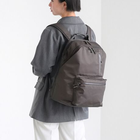 [^:15278]o~}}̂߂̒ʋ΃bNuPokkesv25LeʃfVoIo^o^Ȓ́A~J^B }`^XNȂȂ̏o΂łA~́AoBƂΕۈ牀̑}A}̂ǂƕۈ牀p̉וBu肪ӂĂ鎞ƕKvȕƂ肾EEEIv|bPXV[ÝA}}̃AȐW߂č܂BXȌڂ̃bNɊO|Pbg|Pbgӂ񂾂ɔzuĂ̂ŁAbNx낳ȂĂAgוɃANZXł܂BdbNƂĂ̂ƌۂAJWAȕɍ킹₷悤ȁA肵ȂVGbgɂ܂BIłItł₷Aꂢ߃}`ȃbNTbNłB25LTCÝAԃTCYii:15277jɔׂĂȂ8LeUPI̎̉וɃvXāAqǂ̂ւ2`3₨ނ|[`ۂƓĂ܂eʃTCYłI͎qǂB̂߂ɊJĂ̂ŁAו͂ł邾wĂ܂ƎvĂo~}}ɂ҂̃ACełBlC̕t|VFbgAv]ɂď傫߂ȃTCYł肵܂BƂ}`Aybg{g}ĂƂ\łByTCYz B4TCỸt@C15.6C`PC[\B ^PCAו傫obOT̕ɂ߂łBB4t@CTCY:W38~H27cm PCTCYFW38.5~H26.5~D2.7cmŌv  y@\z uAȒPɎoEEEvւ̂Bʋ΃}}ւ̃qAO琶܂ꂽu珕v|Pbg̐XBAȏʂłׂ̍Ȃ莖ɂ܂ŁAЂƂЂƂ܂B@\t̂傢||VFbgMdi𕪂ĐgɒĂ֗ȃ|VFbgBԂMdič~肽ƂAȂǂł劈B傫߂̃TCY~I̐ɂāAybg{gƑ}Ă悤ȁA傫߂̃TCYł肵܂B|VFbgTCYFW17~H21cm[i̓nbN|PbgɓĂ܂B|PbgeBbVp|PbgɎo悤|PbgeBbV|Pbg܂Bo[W|PbgTCY傫ȂAg₷Abvf[gBeBbV̌ɂ̓rj[fނł\ȊȈՃS~Xy[Xƃ}`|PbgB{gz_[|܂ZbeBOłXibvǉB{gz_[ƂĂłȂAȈՓIȂݔƂĂg܂BnbN|PbgbN㕔̃fbhXy[XpV[X[|PbgBgbṽt@Xi[ANZXłāAו̏oX[YłBt̃|VFbgۂ܂TCYłBtgt@Xi[|Pbgtg|Pbg̓ɂ̓|Pbg3BЈ؂ۈ牀̃ZLeBIDJ[h̒ʒuɂĂ΁Ał炸Ɏo܂BNapping pl.~1 X}[gtHȂǕpɂɏoꂷ鏬Ă[Xy[XBnɂ͏_炩XG[hfނgpB bNw܂܂ło悤Awʂɐݒu܂BZLeBtbNO|Pbg̈ɂ̓ZLeBtbN܂B]ԂŌɏ悹q񂪂JĂ܂̂h܂BEPCX[u15.6C`PC[\ȕʋC̎[Xy[X͒[q̌ǂtbvtŁAJ̓SBtbvɂUSB⃂oCwifiȂǂ̎ӃANZT[ł|PbgIEMe Strap~1 pXP[XȂǂ̏tbNŌqĂL[XgbvBobO̒̂cJɎtĂg܂B E}`t|Pbg~2Eyz_[~1 Et@Xi[|Pbg(O)~1ЎłJ₷ct@Xi[dlBdԂoXȂǂŃbNOɕ֗Ȉʒuɔzu܂BETCh|Pbg~2ybg{g܂ݎP[\B[߂ɃfUCĂ̂ŃhN{gĂĂuۂv܂BEZbgAbvxgV_[xg̒𒲐ƂA]xgvvȂfUCɂȂĂ܂Byfށz yH{ꂽ򊴂̂iCcCfނgpBShł͂܂̂ŁAӂByJ[z Ԃ̃ubNƁA݂悭dX^Cɂ킹₷jAXJ[ł̂łB点BȅƖ̊֌WɂAۂFقȂČꍇ܂B܂AĂ郂j^[̊ɂĂۂ̐FƑقȂꍇ܂B\ȂdlύXꍇ܂̂ł܂B