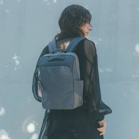 [^:15236]lAʋ΂BS͎ŋ삯Ă݂HXAb𑈂́Aʋ΃obOBQAJ̓؁AdԂ̒xAÂ}AIƊԍۂ̎d˗A҂킹̎ԁAT̗\...XAb𑈂̒ʋ΂ɁB_bgXj[J[ɍ킹Ă킢uʋ΃obOv͂H|Pbg̑͂ÃnhV_[n[lXAgɃtBbg邵ƂRpNg݌vŁAS͎ĂԂɂbNłBwʂV_[n[lXɃbVfނgpĂ̂ŁAĂ̒ʋ΂ɂ߁ByTCYzNAtH_[ɓꂽA4TCY̗p肬TCYB13.3C`PC[\łB߂ȃTCYŁAȕA4ނ傤ǓTCYT̕ɂ߂łBA4NAz_[TCY:W21.7~30.7cmPCTCYFW31~H21~D1cmŌvy@\zȒPȂ̂ɂꂢɐڂłĎgǂAXgXm炸Ȏ[ڎw܂BEPCX[u13.3C`PC傤ǎ[\BNbV̐pX[uŃp\RSɎ^ׂ܂BEt@Xi[|Pbg~1EI[v|Pbg~1ׂȃACe̎[ɍœKȃ|PbgBEV[X[|Pbg~1gĕ֗ȃ|PbgBE{gz_[~1HוAĂĎ[ł邱ƂŃJo̒̐ڂȒPɂł֗ȃ|PbgBEMe Strap~1pXP[XȂǂ̏tbNŌqĂL[XgbvBobO̒̂cJɎtĂg܂BOEtgt@Xi[|Pbg~1ô╽̂̎[ɂ߁BA5t@C傫߂ȃTCYŁA蒠{A}XNAGRobOȂǂ悭ĝ[̂ɂ҂łBETCht@Xi[|Pbg~1ct@Xi[dlŁA炷Ǝ₷̂|CgB}`tŎ[͂̂ŁAȂł|C|C₷BETCh|Pbg~2Ȃǔ߂̃ACe̎[ɂ҂BENapping pl.~1X}[gtHȂǕpɂɏoꂷ鏬Ă[Xy[XBEnhƂG̃gbvnh́AגI⏰烊bNグƂɕ֗BEV_[n[lXwƂSñV_[n[lX̗pByfށz ڂׂ̍X[XȎ̃iCIbNXfނgpBANZgɍfނgpAXj[J[̂悤ȃg[g[̑fރRrl[VɎdグ܂ByJ[z Ԃ̃ubNƁA݂悭dX^Cɂ킹₷jAXJ[ł̂łB点BȅƖ̊֌WɂAۂFقȂČꍇ܂B܂AĂ郂j^[̊ɂĂۂ̐FƑقȂꍇ܂B\ȂdlύXꍇ܂̂ł܂B