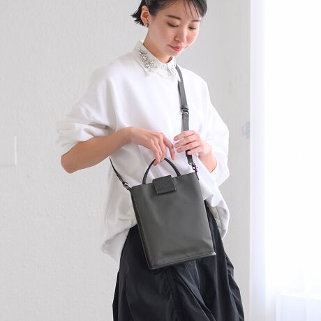 [^:15181]Ȃ̗~I`ɁBTĂȂȂȂAu|Pbg̃tbg|VFbgv̓ołBcMTGA`^CAqɐ₨͂Aq̑ΉWł̐ڋqȂǁEEE݂Ȃ܁AЂ̎Гړ邱ƂāA\܂񂩁Hz⌮Ȃǂ̋MdiA蒠AyAnT~tⳂȂǂ̕AГX}zAZLeB[J[hIDJ[hB̂܂܂ƂACeɉāAݕAPCt@CAނȂǂƁA肪ĂȂIIƂƂXN܂Beʃ|PbgmɂĂΓ̂łÂmAɃItBXJWA̕āAȂɃ|PbgĂȂ̂قƂǂłˁBꂽƂĂAdłm^ꂷ̂܂BȂY݂琶܂ꂽ̂́uSukkuiXbNjT|[gobOvłB|CǵAurWlXX^Cɍ킹ĂpȂƁvBtbgVGbgő̏ȂVvȃfUCێ邱ƂŁA萓炸AR[fBl[g̎ז܂BTCYɂ肪BȂƁA500ml̃ybg{g[\It@Xi[|Pbg~j|PbgAL[Xgbv܂łĂ̂ŁAׂȂ̂萮Ăg܂B{̂̌̓}OlbgzbNdlBЎŃp`bƕ܂̂ŁA|Pbg̃obOƂămXgXłg܂ByTCYzX}[gtHȂǐg̉̂̂͂A500ml̃ybg{gTCYBy@\zE傢nhƎɎȂǂ̃nhO̗ǂǋAtBEO\ȃV_[e[vt΂ߊ|łV_[e[vtBd̂ĂsȂȂ悤AV_[e[vׂ͍Ȃ̂Iт܂BEI[v|Pbg~2tⳂ⃊bvȂǂ܂܂ƂACe𐮗Ď[ł召̃|PbgBEMe Strap~1pXP[XȂǂ̏tbNŌqĂL[XgbvBobO̒̂cJɎtĂg܂BOEwʃt@Xi[|PbgyfށzrIڂׂĉ̂邫ꂢߑfނ̃iCcCngpByJ[z ǂȃX^COɂ킹₷jAXJ[ɉAsbƃR[fBl[g߂邩ñJ[𑵂܂BJ[ubNA_[NO[Fu[O[O[F[O[点ỉ摜͓W̂̂gpĂAۂ̏iƎdlF኱قȂꍇ܂BĂ郂j^[ɂĂۂ̐FƑقȂꍇ܂B܂A\ȂdlύXꍇ܂̂ł܂B