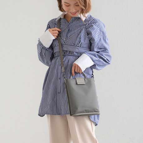 [^:15181]Ȃ̗~I`ɁBTĂȂȂȂAu|Pbg̃tbg|VFbgv̓ołBcMTGA`^CAqɐ₨͂Aq̑ΉWł̐ڋqȂǁEEE݂Ȃ܁AЂ̎Гړ邱ƂāA\܂񂩁Hz⌮Ȃǂ̋MdiA蒠AyAnT~tⳂȂǂ̕AГX}zAZLeB[J[hIDJ[hB̂܂܂ƂACeɉāAݕAPCt@CAނȂǂƁA肪ĂȂIIƂƂXN܂Beʃ|PbgmɂĂΓ̂łÂmAɃItBXJWA̕āAȂɃ|PbgĂȂ̂قƂǂłˁBꂽƂĂAdłm^ꂷ̂܂BȂY݂琶܂ꂽ̂́uSukkuiXbNjT|[gobOvłB|CǵAurWlXX^Cɍ킹ĂpȂƁvBtbgVGbgő̏ȂVvȃfUCێ邱ƂŁA萓炸AR[fBl[g̎ז܂BTCYɂ肪BȂƁA500ml̃ybg{g[\It@Xi[|Pbg~j|PbgAL[Xgbv܂łĂ̂ŁAׂȂ̂萮Ăg܂B{̂̌̓}OlbgzbNdlBЎŃp`bƕ܂̂ŁA|Pbg̃obOƂămXgXłg܂ByTCYzX}[gtHȂǐg̉̂̂͂A500ml̃ybg{gTCYBy@\zE傢nhƎɎȂǂ̃nhO̗ǂǋAtBEO\ȃV_[e[vt΂ߊ|łV_[e[vtBd̂ĂsȂȂ悤AV_[e[vׂ͍Ȃ̂Iт܂BEI[v|Pbg~2tⳂ⃊bvȂǂ܂܂ƂACe𐮗Ď[ł召̃|PbgBEMe Strap~1pXP[XȂǂ̏tbNŌqĂL[XgbvBobO̒̂cJɎtĂg܂BOEwʃt@Xi[|PbgyfށzrIڂׂĉ̂邫ꂢߑfނ̃iCcCngpByJ[z ǂȃX^COɂ킹₷jAXJ[ɉAsbƃR[fBl[g߂邩ñJ[𑵂܂BJ[ubNA_[NO[Fu[O[O[F[O[点ỉ摜͓W̂̂gpĂAۂ̏iƎdlF኱قȂꍇ܂BĂ郂j^[ɂĂۂ̐FƑقȂꍇ܂B܂A\ȂdlύXꍇ܂̂ł܂B