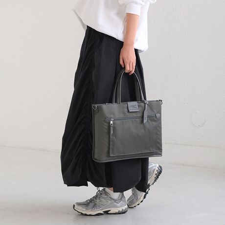 [^:15182]Ȃ̗~I`ɁBTĂȂȂȂuPCobOv̓ołBɂƂāAPCobO͉ỉۑB@\Iȏi͑XǁÃrWlXX^Cɂ肭fUĈ̂͂ȂȂ܂B̂߂̒ʋ΃obOuhW&.Day/Night͂邱̏íÃAȐqAOȂ`ɂ܂B̓YouPCobOƂĂłȂA~j}Ȓʋ΃obOƂĂgpłvƁBVbNȃfUCɎdĂ邱ƂŁAC̒ʋ΃obOƂ͑PC^ԂƂ͂APƂŎgpۂ́uӖŃKWFbgۂȂځvɂ܂BLxȃ|PbgV_[e[vAnh̒⏑ރ|PbgȂǁA@\͂񎊂sBcȂǂ̎Гړ̍ۂɂAdObYI[KiCU[Ƃĕ֗ɂg܂ByTCYzA4t@C14.0C`PC[\BA4t@CTCY:W23.1~31.3cmPCTCYFW33~H24~D2.5cmŌvy@\zECCNbVłdŎgPC⏑ނz[hBEnhnh͎񂰂ƂĎƂx[XɁAMMɂ钷ɐ݌vĂ܂BؚmۂȂAdו̎ɂȂ肷Ȃ悤ɃMMő݂𒲐܂BEV_[e[vtO\ȃV_[e[vtŁA|ɂĂg܂BEI[v|Pbg~1A4t@CTCY̑傫߃|PbgBENbVI[v|Pbg~2}EXȂǂPCӋ@̎[ɍœKȃNbV|PbgBEMe Strap~1pXP[XȂǂ̏tbNŌqĂL[XgbvBobO̒̂cJɎtĂg܂BOEwʃ|PbgA4NAt@C֗ȊO|PbgBނPC𕪂Ď[łĕ֗łBEtgt@Xi[|PbgړɏoꂷACe̎[ɕ֗ȃ|PbgBɂI[v|Pbg2ݒuByfށzrIڂׂĉ̂邫ꂢߑfނ̃iCcCngpByJ[z ǂȃX^COɂ킹₷jAXJ[ɉAsbƃR[fBl[g߂邩ñJ[𑵂܂BJ[ubNA_[NO[Fu[O[O[F[O[点ỉ摜͓W̂̂gpĂAۂ̏iƎdlF኱قȂꍇ܂BĂ郂j^[ɂĂۂ̐FƑقȂꍇ܂B܂A\ȂdlύXꍇ܂̂ł܂B