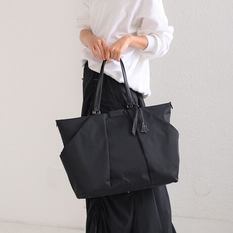 [^:15185]SAO|bPɓꂽōȂ̂ɁBȈꌾ琶܂ꂽA[͂[ȂA@\TCh|bPtg[głBƂĂyđeʂȂ̂ŁAʋ΂͂AWoAsA}}obOƂĂȂǁASʓIɕėp̍|CgB1Ԃ̓́ATCh|Pbg̎g̗ǂB傫ăUNUN邾łȂA|Pbgɂ~j|PbgBX}[gtHApXP[XIDP[XAbvȂǁAړɎgp邱܂܂Ƃ̂oꂵ₷TCh|PbgɏW񂵂ēꍞނƂł܂BfUĆAӂƂVGbgɎdグ܂BނPC͂ƓAAt^[t@CuӎX|[eBJWAȃR[eBl[głɎĂ܂BPC⏑ނNbVbVfނ̃tbg|[`tĂ܂IyTCYzB4TCỸt@C15.6C`PC[\B^PCAו傫obOT̕ɂ߂łBB4t@CTCY:38~27.3cmPCTCYFW38.5~H26.5~D2.7cmŌvy@\z|Pbg̐͑S16IȒPȂ̂ɂꂢɐڂłĎgǂAXgXm炸Ȏ[ڎw܂B360Sʃ|Pbg傫ȋԂ̂UbNg[ǵA֗ȔʁAssɂȂ邱ƂXBɂ͂ƈǂ̖ʂɂ|PbgĂ̂ŁAKɓ邾łobO̒gɐڂ܂BEI[v|Pbg~5EV[X[|Pbg~2eʃTCh|Pbg[͏\ȃ|PbgOTChɔzuBɃTCh|Pbg̓ɂ~j|PbgtĂ̂ŁAړɎgpACeS[ł܂BX}[gtHȂǕpɂɏoꂷ鏬Ă[Xy[X(Napping pl.)Eɂ̂ŁAɂ炸gĕ֗łBEI[v|Pbg~2Et@Xi[|Pbg~2ENapping pl.~2wʃt@Xi[|PbgCtHȂǂôĂO|PbgBwʂɂĂ̂ŁAi͎gppx̒ႢJnp}XNȂǂ[uB|PbgvIɂg܂BEMe Strap~1pXP[XȂǂ̏tbNŌqĂL[XgbvBobO̒̂cJɎtĂg܂BEtbg|[`tƕ֗ȃNbVbVfނ̃tbg|[`tINbV̂PCP[Xi15.6C`PC[\jƂĎgƂ͂AWp̒ւȂǂ[邱Ƃł܂BEnhؚmۂȂAdו̎ɂȂ肷Ȃ悤ɃMMő݂𒲐܂ByfށzrIڂׂĉ̂邫ꂢߑfނ̃iCcCngpByJ[z ǂȃX^COɂ킹₷jAXJ[ɉAsbƃR[fBl[g߂邩ñJ[𑵂܂BJ[ubNA_[NO[Fu[O[O[F[O[点ỉ摜͓W̂̂gpĂAۂ̏iƎdlF኱قȂꍇ܂BĂ郂j^[ɂĂۂ̐FƑقȂꍇ܂B܂A\ȂdlύXꍇ܂̂ł܂B