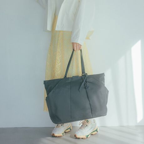 [^:15185]SAO|bPɓꂽōȂ̂ɁBȈꌾ琶܂ꂽA[͂[ȂA@\TCh|bPtg[głBƂĂyđeʂȂ̂ŁAʋ΂͂AWoAsA}}obOƂĂȂǁASʓIɕėp̍|CgB1Ԃ̓́ATCh|Pbg̎g̗ǂB傫ăUNUN邾łȂA|Pbgɂ~j|PbgBX}[gtHApXP[XIDP[XAbvȂǁAړɎgp邱܂܂Ƃ̂oꂵ₷TCh|PbgɏW񂵂ēꍞނƂł܂BfUĆAӂƂVGbgɎdグ܂BނPC͂ƓAAt^[t@CuӎX|[eBJWAȃR[eBl[głɎĂ܂BPC⏑ނNbVbVfނ̃tbg|[`tĂ܂IyTCYzB4TCỸt@C15.6C`PC[\B^PCAו傫obOT̕ɂ߂łBB4t@CTCY:38~27.3cmPCTCYFW38.5~H26.5~D2.7cmŌvy@\z|Pbg̐͑S16IȒPȂ̂ɂꂢɐڂłĎgǂAXgXm炸Ȏ[ڎw܂B360Sʃ|Pbg傫ȋԂ̂UbNg[ǵA֗ȔʁAssɂȂ邱ƂXBɂ͂ƈǂ̖ʂɂ|PbgĂ̂ŁAKɓ邾łobO̒gɐڂ܂BEI[v|Pbg~5EV[X[|Pbg~2eʃTCh|Pbg[͏\ȃ|PbgOTChɔzuBɃTCh|Pbg̓ɂ~j|PbgtĂ̂ŁAړɎgpACeS[ł܂BX}[gtHȂǕpɂɏoꂷ鏬Ă[Xy[X(Napping pl.)Eɂ̂ŁAɂ炸gĕ֗łBEI[v|Pbg~2Et@Xi[|Pbg~2ENapping pl.~2wʃt@Xi[|PbgCtHȂǂôĂO|PbgBwʂɂĂ̂ŁAi͎gppx̒ႢJnp}XNȂǂ[uB|PbgvIɂg܂BEMe Strap~1pXP[XȂǂ̏tbNŌqĂL[XgbvBobO̒̂cJɎtĂg܂BEtbg|[`tƕ֗ȃNbVbVfނ̃tbg|[`tINbV̂PCP[Xi15.6C`PC[\jƂĎgƂ͂AWp̒ւȂǂ[邱Ƃł܂BEnhؚmۂȂAdו̎ɂȂ肷Ȃ悤ɃMMő݂𒲐܂ByfށzrIڂׂĉ̂邫ꂢߑfނ̃iCcCngpByJ[z ǂȃX^COɂ킹₷jAXJ[ɉAsbƃR[fBl[g߂邩ñJ[𑵂܂BJ[ubNA_[NO[Fu[O[O[F[O[点ỉ摜͓W̂̂gpĂAۂ̏iƎdlF኱قȂꍇ܂BĂ郂j^[ɂĂۂ̐FƑقȂꍇ܂B܂A\ȂdlύXꍇ܂̂ł܂B