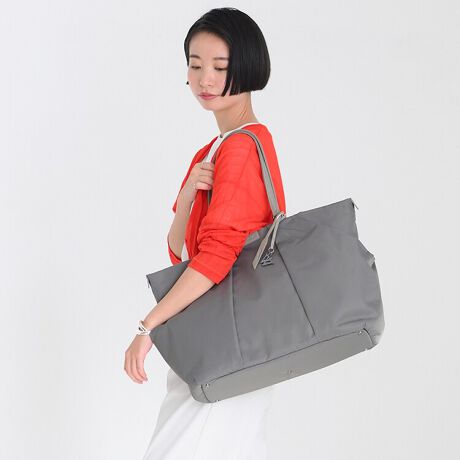 [^:15185]SAO|bPɓꂽōȂ̂ɁBȈꌾ琶܂ꂽA[͂[ȂA@\TCh|bPtg[głBƂĂyđeʂȂ̂ŁAʋ΂͂AWoAsA}}obOƂĂȂǁASʓIɕėp̍|CgB1Ԃ̓́ATCh|Pbg̎g̗ǂB傫ăUNUN邾łȂA|Pbgɂ~j|PbgBX}[gtHApXP[XIDP[XAbvȂǁAړɎgp邱܂܂Ƃ̂oꂵ₷TCh|PbgɏW񂵂ēꍞނƂł܂BfUĆAӂƂVGbgɎdグ܂BނPC͂ƓAAt^[t@CuӎX|[eBJWAȃR[eBl[głɎĂ܂BPC⏑ނNbVbVfނ̃tbg|[`tĂ܂IyTCYzB4TCỸt@C15.6C`PC[\B^PCAו傫obOT̕ɂ߂łBB4t@CTCY:38~27.3cmPCTCYFW38.5~H26.5~D2.7cmŌvy@\z|Pbg̐͑S16IȒPȂ̂ɂꂢɐڂłĎgǂAXgXm炸Ȏ[ڎw܂B360Sʃ|Pbg傫ȋԂ̂UbNg[ǵA֗ȔʁAssɂȂ邱ƂXBɂ͂ƈǂ̖ʂɂ|PbgĂ̂ŁAKɓ邾łobO̒gɐڂ܂BEI[v|Pbg~5EV[X[|Pbg~2eʃTCh|Pbg[͏\ȃ|PbgOTChɔzuBɃTCh|Pbg̓ɂ~j|PbgtĂ̂ŁAړɎgpACeS[ł܂BX}[gtHȂǕpɂɏoꂷ鏬Ă[Xy[X(Napping pl.)Eɂ̂ŁAɂ炸gĕ֗łBEI[v|Pbg~2Et@Xi[|Pbg~2ENapping pl.~2wʃt@Xi[|PbgCtHȂǂôĂO|PbgBwʂɂĂ̂ŁAi͎gppx̒ႢJnp}XNȂǂ[uB|PbgvIɂg܂BEMe Strap~1pXP[XȂǂ̏tbNŌqĂL[XgbvBobO̒̂cJɎtĂg܂BEtbg|[`tƕ֗ȃNbVbVfނ̃tbg|[`tINbV̂PCP[Xi15.6C`PC[\jƂĎgƂ͂AWp̒ւȂǂ[邱Ƃł܂BEnhؚmۂȂAdו̎ɂȂ肷Ȃ悤ɃMMő݂𒲐܂ByfށzrIڂׂĉ̂邫ꂢߑfނ̃iCcCngpByJ[z ǂȃX^COɂ킹₷jAXJ[ɉAsbƃR[fBl[g߂邩ñJ[𑵂܂BJ[ubNA_[NO[Fu[O[O[F[O[点ỉ摜͓W̂̂gpĂAۂ̏iƎdlF኱قȂꍇ܂BĂ郂j^[ɂĂۂ̐FƑقȂꍇ܂B܂A\ȂdlύXꍇ܂̂ł܂B