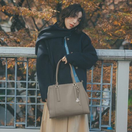 [^:19001]܂łꏏA킽̑_B͂炭̂߂̃obOuh W&.Day/NightĂAʋ΃U[ACeBGrumankyiO}L[jU[g[ǵA\tgɎdグ㎿Ȗ{vґɎgpAVvȌڂ͑złȂقǑ@\ȓg[gobOłB傫JԌŒgڗđRBɂ͂̃|PbgtĂ̂ŁAוSn悭[ł܂BobÕ^tbN𗯂߂邱ƂŁAtH̕ωy߂܂B_炩Ȃꊴ̂fUĆAǂȃX^CɂȂ݁AIɂItɂtLVuɊB piłByTCYzA4t@C13.3C`PC[\BA4t@CTCY:23.1~31.3cmPCTCYFW31~H21~D1cmŌvy@\zȒPȂ̂ɂꂢɐڂłĎgǂAXgXm炸Ȏ[ڎw܂B360Sʃ|Pbg傫ȋԂ̂UbNg[ǵA֗ȔʁAssɂȂ邱ƂXBCC̓ɂ͂ƈǂ̖ʂɂ|PbgĂ̂ŁAKɓ邾łobO̒gɐڂ܂BEI[v|Pbg~4EV[X[|Pbg~1t@Xi[|PbgCCƂ|Pbg̊ԂɃt@Xi[t̎[Xy[XݒuBׂACe̎[ɂ֗ȃI[v|PbgtB|Pbgopx̍̎[ɕ֗Ȃ|Pbg2ݒuBI[v|PbgtŃJ[hL[▼hȂǁAȃACe̐ENapping pl.X}[gtHȂǕpɂɏoꂷ鏬Ă[Xy[XBEMe Strap~1pXP[XȂǂ̏tbNŌqĂL[XgbvBobO̒̂cJɎtĂg܂BEPCP[XtO\PCP[Xi13.3C`PC[jtBГ̉cȂǂňړۂ̃obOƂĂĝByfށz_炩dグ{vivjgpBvƈႢVRfނ̂߁AoNɂ镗̕ωy݂fނłByJ[zԂ̃ubNƁA݂悭dX^Cɍ킹₷jAXJ[ł肵܂BJ[ubNF_[NO[O[WFx[W