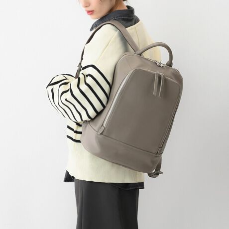 [^:19011]wLтA킽̃U[bNB͂炭̂߂̃obOuhW&.Day/NightĂAʋ΃U[ACeB\tgɎdグ{vґɎgpAgނقǂɕ\łVvȃU[bNBȂł͂̎g̗ǂǋ@\ƁAVvȂ̂ɂǂGbW̌fUCŁAg؂ɈސSn悳hiłBW&.Day/Night炵AڂłȂ@\ɂDAKvȂ̂ɂƃANZXł傫߂̃tg|PbgAm[gPCƎӋ@𐮗łdlȂǁAX[YȓT|[g܂BgĝĂȂʋ΃obOhƂāAʋ΂ɂigɂ}`Ɋ􂷂ACełByTCYzA4t@C13.3C`PC[\BA4t@CTCY:23.1~31.3cmPCTCYFW31~H21~D1cmŌvy@\zȒPȂ̂ɂꂢɐڂłĎgǂAXgXm炸Ȏ[ڎw܂BEPC|Pbg13.3C`PC[\BNbV̐pX[uňSɎ^ׂ܂BEV[X[|Pbg~1ׂȂ̂[łt@Xi[|PbgBɓꂽ̂ăXgXt[łBEI[v|Pbg~2ENbV|PbgTCh̃tLVuɓNbV|PbǵAoCobe[R[hނȂǂ̏Ă̂ɂ҂łBEMe Strap~1pXP[XȂǂ̏tbNŌqĂL[XgbvBobO̒̂cJɎtĂg܂BOEtgt@Xi[|Pb傫JĕKvȂ̂ɂƃANZXłtg|PbgB|Pbgɂ͏̎dɕ֗ȃI[v|Pbg~3tĂ܂BEZbgAbv@\X[cP[X̃vhCunhɌŒłxgtBENapping pl.~1X}[gtHȂǕpɂɏoꂷ鏬Ă[Xy[XBEV_[n[lXwƂSnbVfނ𗠖ʂɎgpV_[n[lX̗pByfށz_炩dグ{vivjgpBvƈႢVRfނ̂߁AoNɂ镗̕ωy݂fނłByJ[z Ԃ̃ubNƁA݂悭dX^Cɍ킹₷jAXJ[ł肵܂BJ[ubNF_[NO[O[WFx[W