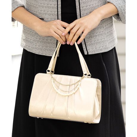 [^:j3009]yVviȃZj[obOɂāz@ׂȌTefނɁAtg̔v[ciȗ̊YnhobOBZ߂̃nhƁAO\ȉؚȃ`F[A茳ɗDȃANZg܂Bp[eB[Ȃǂ̃tH[}V[͂AhXX^CɋCiYʂȓɂ߁BRpNgȂKvȃACe܂TCYŁA@\ƃfUC𗼗iłBE򊴂̂TengpEô₷܌^CvE[₷|PbgEʂɕetEO\ȃ`[ip[`F[jtfBeB[EA6m[gΉTCYEX}[gtHAnJ`AzAAގтȂǂ[ł܂EOp`F[tŉ؂₩ȈۂɁE`F[̓JjJtŊȒPɎO܂E܌^Cvŏ|PbgtEetȂ̂Ń}`̐n݂ɂłTCYF26cmcF16cm}`F10cmF12cm傫߂̒e4J[EubNEx[WEVo[prwEƎ⌋Ȃǂ̂j̐Ȃ͂AtH[}ȃV[܂ŗlXȃR[fBl[gɍ킹Ăgp܂ByX[ctH[}XAbh[WzX[ctH[}XAddRouge(Abh[W)́A20E30E40E50̕LN̏ΏۂƂAʋ΃X^C犥Ղ܂łV[̕A񋟂郌fB[Xt@bVVbvłBX[c͂ꂩЉɏo20㏗q̃N[gX[cAOL⓭}}ƂĊ􂷂AT[EAtH[A~ZX̃rWlXX[c܂ŗlXȃfUCpӁBXgb`fނŒSnǋȂǁAql̖ڐł̑ƔȂЏiYsĂ܂BAbh[W̃}U[X[c ( }}X[c ) ́A⑲ƎAw͂AQϓwZsɂE߁B؂₩ȃfUCŁAql̑؂ȋLOƂȂA܎O₨{Qɂg܂BtH[}ȑ̂ŁAIɂΉv܂B񂨑⍐ʎȂǁA}i[ɉKvȃubNtH[}pӁBX[c̒ʔ̂ɓ݂̂ȂqlɂAC悭܂悤Aς`Ē܂B