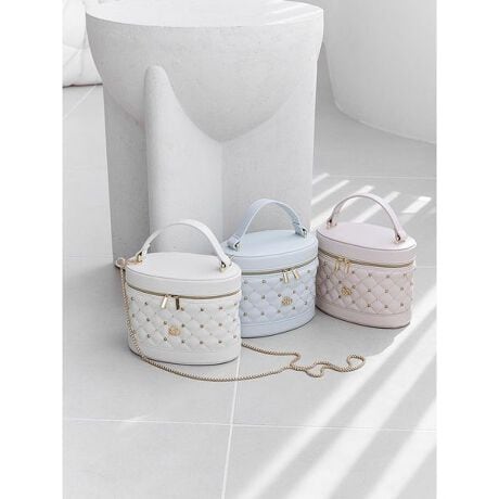 [^ԁFSHGB252235]<b>X^bYtLeBÕojeBobO<^b><b>yDesign^Stylingz<^b>GKgȃLeBO̍fނɁAX^bYł񂾃ojeBobOłBĂ炵邢J[OŁAtgɃ|CgŃS[h̃CjV`[炢܂BJ₷_uWbvdlŁAɃ|PbgtĂARXXLPÃ~j{gՂ[\Bt̃S[h`F[gp΃V_[obÔ悤ɂȂA}Ĉoɂ􂵂܂BF̓AC{[AsNAu[3FWJBfނgp|[`(SHGG252238)pӂĂ܂BƖ̊֌WɂAۂFČꍇ܂B܂p\REX}[gtHȂǂ̊ɂA኱iƉ摜̃J[قȂꍇ܂B\߂Bi̐F́AiPi摜QƉB i摜̓Tv̂߁AFTCY̎dlɕύXꍇ܂̂ŁA\߂B