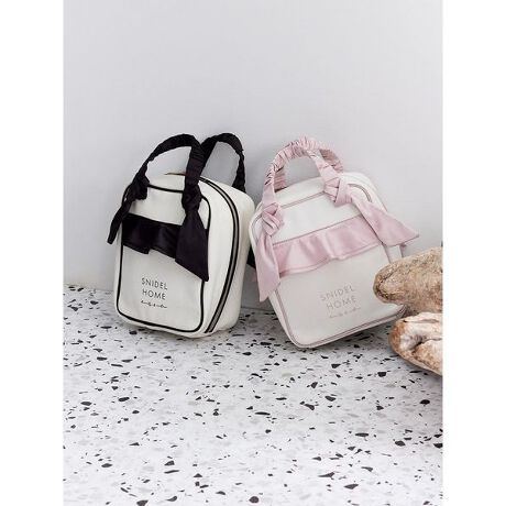 [^ԁFSHGG256083]<b>VoIɕ֗ȃttLoXgx|[`<^b><b>yDesign^Stylingz<^b>I[KjbNRbg̃LoX|[`ɁA֗ȏc^̃gx|[`ԓ肵܂BMU[񂹂傫ȃ{̃fBe[ɁA|Cg̃SYԂ̃fUCłBg͒̃t@Xi[|PbgŎd؂Zp[g\BC[ɂ͉ϐȂǂ̃{g𗧂ĂĎ[łAʂɂ|Pbgɂ̓uV}XJ߂܂B̃t@Xi[|Pbg̓wAsR^NgȂǂ̏ɏdBX[cP[XȂǂɓ₷XNGAȃtH|CgłBF̓N[Ȉۂ̃ubNƏ_炩ȃsNpӂ܂B؂ȕւ̃Mtgɂ߂łBƖ̊֌WɂAۂFČꍇ܂B܂p\REX}[gtHȂǂ̊ɂA኱iƉ摜̃J[قȂꍇ܂B\߂Bi̐F́AiPi摜QƉB i摜̓Tv̂߁AFTCY̎dlɕύXꍇ܂̂ŁA\߂B