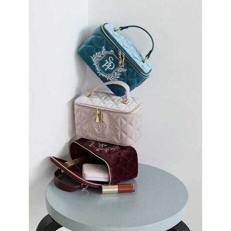 [^ԁFSHGG255213]<b>b`ȎGɐSxxAojeB|[`<^b><b>yDesign^Stylingz<^b>}bgȉƋGߊ̂J[OڂALeBÕxA|[`V[YłBtgɃGuShJAXȃ}`GKgȃojeB|[`Bɂ͎͂ɂƃ|PbgtARXXLPA܂łTCYɎdグ܂B tFCNU[̃nhtŁAhbT[ȂǂɒuĂffUCłBF̓x[WƃCA^[RCY3FWJBV[Ỹ|[`(SHGG255212)ANZT[P[X(SHGG255214)ƑAMtgɂ߂łBƖ̊֌WɂAۂFČꍇ܂B܂p\REX}[gtHȂǂ̊ɂA኱iƉ摜̃J[قȂꍇ܂B\߂Bi̐F́AiPi摜QƉB i摜̓Tv̂߁AFTCY̎dlɕύXꍇ܂̂ŁA\߂B