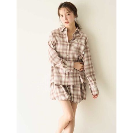 [^ԁFSHFB255052]<b>肵fފ߂̃lVc<^b><b>yDesign^Stylingz<^b>߃`FbÑlfނgpAƏ_炩ȔG肪SnǂJWAȃ[EFAV[YBɑO㍷t߂̃VGbgVNȃVcłB_u{^̃JtXsXl[t̋|PbgȂǁAׂfBe[ɂ1BȂ߂炩ȑfފȂ̂ŁAs[XȂǂ̏ɉHDAɊ|FXȒȂy݂܂BF̓uEAsNAlCr[3FWJBV[ỸV[gpc(SHFP255054)J[Spc(SHFP255053)ƍ킹Ăy݂ByzȂynzȂyLkzȂyňzʁƖ̊֌WɂAۂFČꍇ܂B܂p\REX}[gtHȂǂ̊ɂA኱iƉ摜̃J[قȂꍇ܂B\߂Bi̐F́AiPi摜QƉB i摜̓Tv̂߁AFTCY̎dlɕύXꍇ܂̂ŁA\߂B