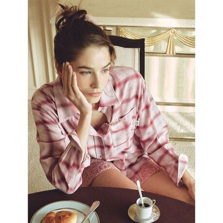 [^ԁFSHFB255052]<b>肵fފ߂̃lVc<^b><b>yDesign^Stylingz<^b>߃`FbÑlfނgpAƏ_炩ȔG肪SnǂJWAȃ[EFAV[YBɑO㍷t߂̃VGbgVNȃVcłB_u{^̃JtXsXl[t̋|PbgȂǁAׂfBe[ɂ1BȂ߂炩ȑfފȂ̂ŁAs[XȂǂ̏ɉHDAɊ|FXȒȂy݂܂BF̓uEAsNAlCr[3FWJBV[ỸV[gpc(SHFP255054)J[Spc(SHFP255053)ƍ킹Ăy݂ByzȂynzȂyLkzȂyňzʁƖ̊֌WɂAۂFČꍇ܂B܂p\REX}[gtHȂǂ̊ɂA኱iƉ摜̃J[قȂꍇ܂B\߂Bi̐F́AiPi摜QƉB i摜̓Tv̂߁AFTCY̎dlɕύXꍇ܂̂ŁA\߂B