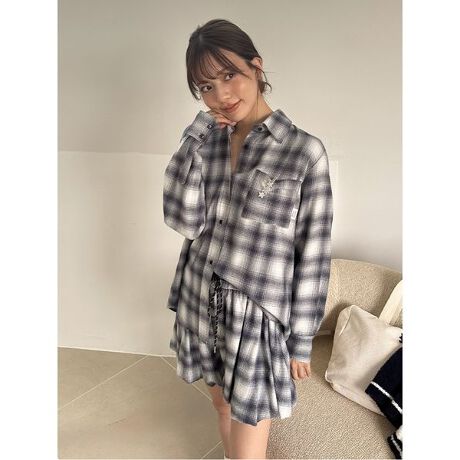 [^ԁFSHFB255052]<b>肵fފ߂̃lVc<^b><b>yDesign^Stylingz<^b>߃`FbÑlfނgpAƏ_炩ȔG肪SnǂJWAȃ[EFAV[YBɑO㍷t߂̃VGbgVNȃVcłB_u{^̃JtXsXl[t̋|PbgȂǁAׂfBe[ɂ1BȂ߂炩ȑfފȂ̂ŁAs[XȂǂ̏ɉHDAɊ|FXȒȂy݂܂BF̓uEAsNAlCr[3FWJBV[ỸV[gpc(SHFP255054)J[Spc(SHFP255053)ƍ킹Ăy݂ByzȂynzȂyLkzȂyňzʁƖ̊֌WɂAۂFČꍇ܂B܂p\REX}[gtHȂǂ̊ɂA኱iƉ摜̃J[قȂꍇ܂B\߂Bi̐F́AiPi摜QƉB i摜̓Tv̂߁AFTCY̎dlɕύXꍇ܂̂ŁA\߂B