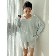 Vネックニット×ショートパンツセットアップ