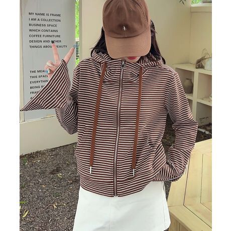 [^:yya9147a]CpNĝ{[_[ƃfUCWbvfBe[˔AXłڂ̓IɁBbNXSnŃfUCɂDꂽACełBX|[cƃt@bVZfUCŁA@\Ɣ˔Ă܂BIꂽȑfނgpA_炩ɗDA悢e͐ŁAKȒSnBtHɂ҂ȌyƒʋCAgȋG߂ɍœKłBnCEGXg̃fjtBbĝWK[pcƂ̑gݍ킹ăVvǃt@bViuȃX^CBX|[cV[YJWAV[Y킹āAXłX|[eB[ŃX^CbVȕ͋Cグ܂BYɂāATCYdlقȂꍇ܂B