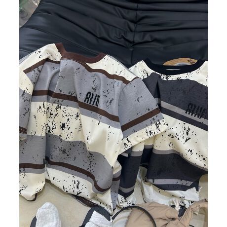 [^:moxmu25113a]Iȃ{[_[ƃA[gȃyCgTVcBmg[x[XŃVvȂCpNĝfUCBǂȃ{gXɂ킹₷AJWAX^C̃ANZgɂ҂BR[fBl[gfjpcƃXj[J[ŃXg[gJWAɁBV[gpcƃT_킹ĉĂ炵y₩R[fBChpcƑgݍ킹ăgĥ郊bNXX^CBYɂāATCYdlقȂꍇ܂B