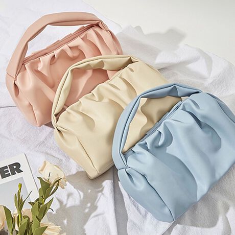 [^:yjhmb20712a]ӂƂVGbgɃMU[H{A₳͋C͂̃nhobOBnh̎₷Ə_炩ۂAR[fBl[gɒ悢^Ă܂Bۂ݂ттtHƈ̌^̃nhfUCŁA~j}Ȃ\LȎdオɁB[͂\ŁAg̕Ki܂܂Bڂ̉ɉȀ_炩ƌy͂̂ЂƂBtF~jȃs[XJWAȃVcX^C܂ŕLΉBJtF^CT̂oAƂĂ΂ɂ􂷂閜\obOłB