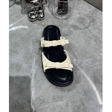 リボン付きダブルストラップサンダル