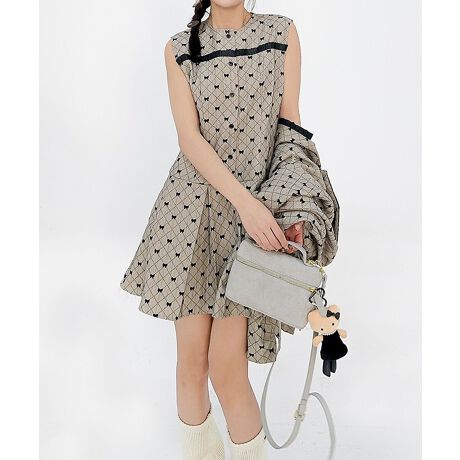 [^:hkntop6097a]ŜɎU΂߂ꂽȃ{`[t؂₩ŉ炵ۂ̃tAs[XBEGXgӂLVGbg炵āA1ŎɂȂACełBtg̓{^J̃fUCŒE₷AVvȂ悢ANZgɁB񌳂ɂ̓[Xŕ݂zANVJŃtF~jȃ[hvX܂BXJ[g͂ՂƂʊŁAтɗh\́BWPbgƂ̃ZbgAbvX^C͂APił炵܂܂BR[făZbgAbvX^CFWPbgHD΁Aꊴ̂NVJȕ͋CɁBfC[JWAFJ[fBKjbgƍ킹ď_炩͋CɁBʂȓ̂F[X^CcpvX킹΁AtH[}ȃV[ɂΉBS g41.5@76.0@d250gM g43.5@80.0@d300gL g45.0@83.5@d300gYɂāATCYdlقȂꍇ܂B