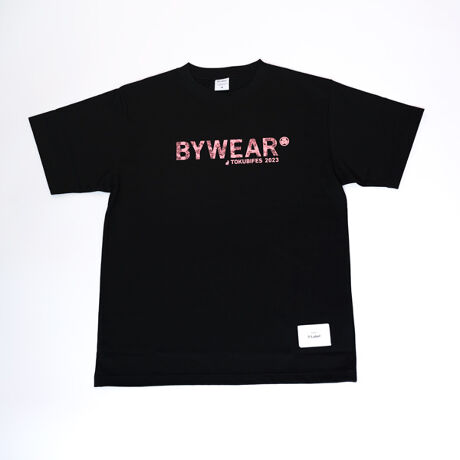 ＜とくびぐみ × BYWEAR コラボTシャツ＞今回はBYWEARのサステナブルラインとして誕生したブランド（R）Label (アールレーベル)と"とくびぐみ"によるによるコラボレーションTシャツです。・DesignフロントにはBYWEAR と とくびぐみフェス2023の各コラボロゴをプリント、裾には（R）Labelのデザインラベルを縫い付け、バックはネック部分にワンポイントロゴをプリント。（TOKUBIGUMIはタグ縫い付け仕様）・Fabricオーガニックコットン特有のコンタミネーションの問題を軽減したラクシュミオーガニックを採用しています。従来のオーガニックコットンより繊維の長い綿を使用することで上質な生地に仕上がっています。また、畑から生地まで一貫したトレーサビリティも確認が可能で、世界的認証機関のGOTS からの認証も受けた生地になります。30番手のラクシュミオーガニック糸で編み立てた引き揃えコンパクト天竺を採用しています。シルケット加工を施すことで光沢をだした非常に上品な生地に仕上がっています。・Efforts on the Sustainabilityネック裏のブランドラベルはリサイクル ポリエステル、デザインラベルは環境に配慮したデュポン社製の Tyvek タイベック (2)、そして商品を入れるZip袋はサトウキビの非可食部分で作ったバイオマス素材を使用しています。さらに、一般社団法人 more trees (3) とパートナーシップを組み、売上の一部をカーボンオフセットに充てるプロジェクト ECOP も適用されます。Tシャツの原料調達-　製造-輸送　お客様の手元に届くまでの過程で排出された二酸化炭素をオフセットします。(2) タイベックは、リサイクル可能な高密度ポリエチレンを使用しています。非常に強度がある素材で、紙のような質感が特長です。タイベックは、洗濯するとシワになります。経年変化も楽しめるラベルとなっています。(3) 一般社団法人 more trees (モア・トゥリーズ) は、音楽家 坂本龍一氏が代表を務める森林保全団体です。森と人がずっとともに生きる社会を目指し、「都市と森をつなぐ」をキーワードにさまざまな取り組みを行っています。・Included Items同アイテムには「どこで、誰によって作られたか」を知ることができる再生紙を使用したトレーサビリティ チェックカードが付属します。＜BYWEARとは＞エイベックス・クリエイター・エージェンシー株式会社のアパレルブランド「BYWEAR」ジャパンメイドのクラフトマンシップなモノづくりで最高品質な商品を適正価格、適正数量で展開するブランド。原材料調達から販売に至るまで自らコントロールすることで、ハイブランド以上のクオリティに加え、透明性のあるトレーサビリティも実現しています。
