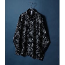 【大胆なフラワープリントがおしゃれな印象】 モノトーン 総柄 プリントシャツ
