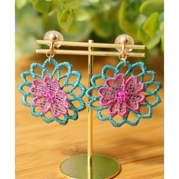 KAORUさんのフラワーレースイヤリング KAORUさんのフラワーレースイヤリング