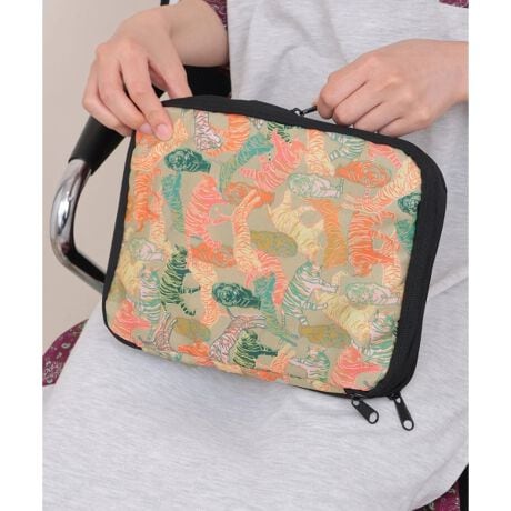 [^ԁFK466-169]L[P[Xɂ҂IڂłKiUpbJu|[`  ႮɂȂ肪ȗsobO̒gdł|[`B sɎgL[P[XɃpbLO₷߂̃TCYɂȂĂ܂B yʂőϋvɗDꂽfނgpĂ̂ŁASĎgp\B ܂A͂H{Ă̂ŉꂪtɂ̂|CgłB ʋC̗ǂbV̑Œg͈ڗđR ߗނd邱ƂŗsłוU炩炸A؍ݒړKɉ߂܂B ĩW̒ւȂǂ̎^тɂ֗łB  fUC fUC1(TCPt[)/fUC2(Ip[h)/fUC3(uCg^CK[) yKiU/LEzǂȓVCł̏yނƂbg[ɁA킩痣ꂽAEghAV[ŉKɁA炵߂邱Ƃڎwl̊OVтuhłByiԕύX̂m点z2025N47ufUC2AfUC3v̕iԂuK466-169vɕύX܂Bi^OɋiԍiK445-175AK445-360jLڂĂꍇ܂̂ŗ\߂Bzi͐nْ̍fʒuɂAiEJ[łF╿̏oقȂꍇ܂Bfpʐ^͌̉ŐFꍇ܂Bwȉi摜ɋ߂FƂȂĂ܂B