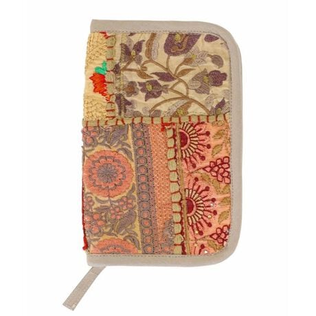 [^ԁF13125090075]ÕzlJofBApX|[gP[X  kChɓ`JofBApb`[Ngpʊ̂ACeB T[N^ȂǁA؂₩ȎhJr[Y{ꂽ`ߑ̊󏭂ȃBe[WzЂƂЂƂłȂ킹Ă܂B J[h[[Ă̂ŁApX|[głȂq蒠₨蒠̃P[Xɂ߂łB ʂɎ{ꂽpb`[N؂₩ɍʂ܂B J[̓x[WAu[AuEAO[4F炨IтB  {íAꕔɃr[YAXpR[A~[ȂǑ{CȟÕzgpĂÂقAr[YAݓꍇ܂B Be[W̎ƂĂy݂΍KłB  y舵̂Ӂz{íAꕔɃr[YAXpR[A~[ȂǑ{CȟÕzgpĂÂقAr[YAݓꍇ܂BBe[W̎ƂĂy݂΍KłByiԕύX̂m点z2025N49iԂu13125090076A13125090077A13125090078vu13125090075vɕύX܂Bi^OɋiԍLڂĂꍇ܂̂ŗ\߂Bzi͐nْ̍fʒuɂAiEJ[łF╿̏oقȂꍇ܂Bfpʐ^͌̉ŐFꍇ܂Bwȉi摜ɋ߂FƂȂĂ܂B