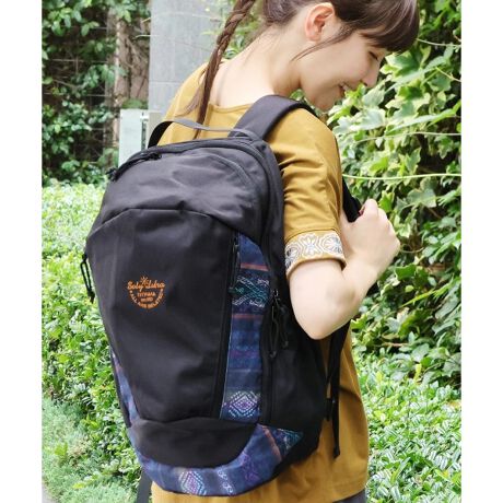 [^ԁFZOWCBA7005]oyeʂՂƎ[łobNpbN  fUC g₷ubNɁA``JJ炵GXjbNvX肰ȂfUCB ʋ΁Eʊw͂AAEghALvȂǕLV[Ŋ􂷂閜\bNł  @\ uՂ[~g₷v𗼗AeʃbNB A4TCYۂ26L̎[͂ŁAוSB yʐ݌vŌւ̕SȂȂ_ɂ҂I J̓Kob180xJdlŁA傫ȉו̏oXgXt[ TChɂ͐܂肽ݎP̎[ɕ֗ȃ|PbgtB ɂ͎dɕ֗ȃ|Pbg񂠂Aו̐X[YłB ɁAw܂܉וo钼ʃt@Xi[AɒuĂĂ邵Ƃ}`|CgB ͂H{Ă̂ŁA}ȉJłSĂg܂  J[ fUC1(A[gt[)/fUC2(Ă̐Dn) y戵̂Ӂz(͂H) ȄíAnɂ͂H{Ă܂B E͂H͉ivIȂ̂ł͂܂B ERh~鐫\͂܂̂ŁAJȂǂɂ͒ӂĂB zi͐nْ̍fʒuɂAiEJ[łF╿̏oقȂꍇ܂Bfpʐ^͌̉ŐFꍇ܂Bwȉi摜ɋ߂FƂȂĂ܂B