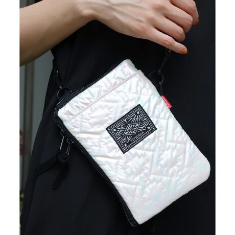 [^ԁFZOWCBA7001]ƋP݊Q̃X}zV_[  ۂƃX}[gz[łA֗ȃV_[|[`B ݊Q̃^bNJ[R[f̃ANZgɂȂ܂B lCeBũLeBOA肰Ȃ|Cg Wbp[t|PbgJ[hAbV|PbgȂǎd؂[Ă̂ŁAzƂĂgD́B Ƀyp|Pbgɂ́Abv~jRXĂOKI O|Pbgɂ͌t֗ȃOtĂ܂ ƂoAs̐HוVbsOȂǁc܂܂ȏʂő劈ԈႢȂI ǂȃR[fɂȂރfUCŁÂƂɂ҂łB pɂ͂AMtgɂ߂̃ACeł J[̓S[hAVo[AzCg3F炨IтB  ΉTCY ʃTCY6.1C`܂  Ql@큚 iPhone 14/iPhone 13/iPhone 13 mini/iPhone 13 Pro/iPhone 12/iPhone 12 mini/iPhone 12 Pro/iPhone 11/iPhone XS/iPhone X/Galaxy S22 /Android One S9 /Google Pixel 8Ȃ P[X c̃TCY͋@ɂقȂ܂BTCY͕KmFB zi͐nْ̍fʒuɂAiEJ[łF╿̏oقȂꍇ܂Bfpʐ^͌̉ŐFꍇ܂Bwȉi摜ɋ߂FƂȂĂ܂B