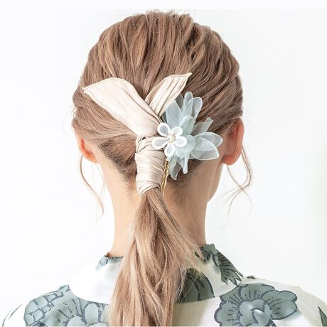 [^:sbn01-kaz0044]߂ɂ߂Ȕ2_ZbgãwAX^CʂAԂ̔2_ZbgłBɂ͑傫߂̃rW[PAI[KW[̂悤ȓ̂Ԃт炪ԂɁAݑtFCNp[YꂽRT[W؂₩ȃfUCłB߂ȂǉĂ̒Ȃǂ̃JWAȒɍ킹Ă܂B܂A傢ƂĐl⌋Ȃǂ̐UAƎ̌юpȂǂɂ悭łBytzUsyӎzTCY\͖ڈƂȂ܂̂ŁA̍ɂ葽ϓv܂B