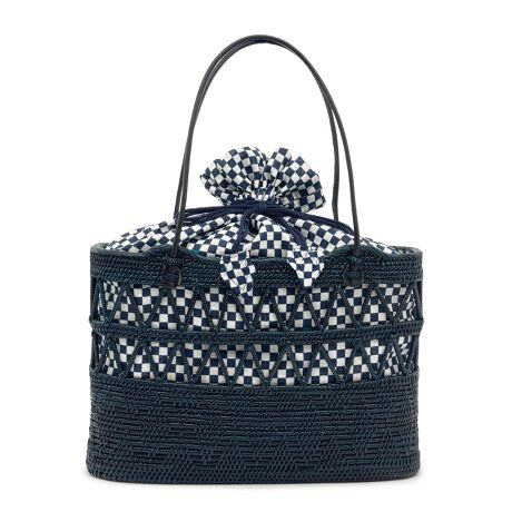 [^:sbn01-kin0024]߂Ă̒ɂ߂ȃA^JSВobOɕ҂܂ꂽVRA^fނ̂obOłBFN₩ȐFʂĂɁAVvȎsiq̋В킢В̂obOłB߂͂AP߂̐Fn⏬AۂȂǉẴJWAɂ悭łB܂AłȂAĩt@bVɂ₷ӂfUCłBChlVÃV_Ȃ̃A^Ǎs􂢂Ď҂݂ōグAp[V̓Iȍ`H|iłBVAƖhJrƑϋv߂邽߂ɃA^obORRibc̊kĂ܂BVRfނɂi`ȕ͋CAiŗȒpĂ܂BВ̌́AѕRłƕ܂܂̂ŁAlW܂鍬GꏊłSĂ܂B500ml̃ybg{gAz|[`Ɠ傫łBt̋В܂͒Eł܂B̂obOŁAgG߂̒X^Cy݂Bfނ̓AC␅GɂFꍇ܂BJSiɂ܂ẮAVRfނgpĂ܂̂ŁAꕔɐ܂B@߂ѓȂ悤AA䓙ɂ͏\ӉB