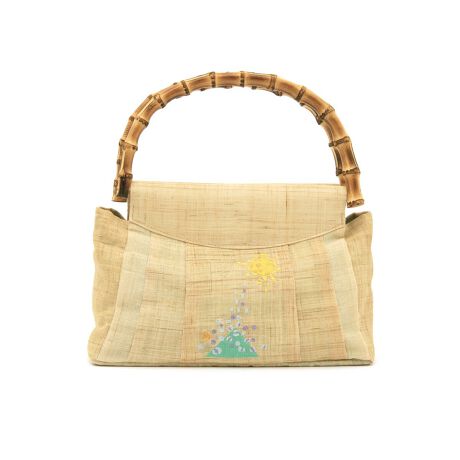 [^:sbn01-kin0025]u݂Uv̑lgȖ̃obOu݂Uv̗Ȗfނ̃obOłBfނ̃obOɓwlq݂U̎`[tɂhJ{ꂽȃfUCłB|̎肪i`ȕ͋CŁAiŗȒpĂ܂B߂͂AP߂̐Fn⏬AۂȂǉẴJWAɂ悭łB܂AłȂAĩt@bVɂ₷ӂfUCłBJ́A}Olbgtłƕ܂܂̂ŁAlW܂鍬GꏊłSĂ܂Bɂ́A|Pbg{ĂAɎoJ[hނ⏬Ă̂ɂ֗łB̃obOŁAgG߂̒X^Cy݂B吳Ɋ􂵁A26΂̎Ⴓł̐̓wluq݂UvBuzƂDv̐EςA鐅ʂŕ`Ă݂܂B_炩ȕ\̒ɁÃ`[tAAAԂȂǌLɎU΂߂Ă܂Bɂ͂ȂAƃeLX^CfUC̑gݍ킹ɂq݂U̐Ey݂܂Bfނ̓AC␅GɂFꍇ܂B