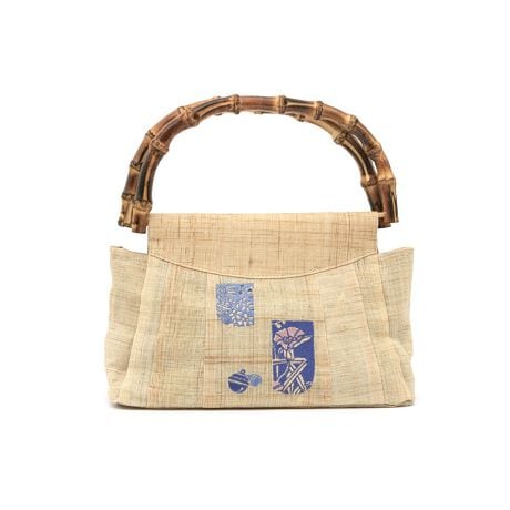 [^:sbn01-kin0025]u݂Uv̑lgȖ̃obOu݂Uv̗Ȗfނ̃obOłBfނ̃obOɓwlq݂U̎`[tɂhJ{ꂽȃfUCłB|̎肪i`ȕ͋CŁAiŗȒpĂ܂B߂͂AP߂̐Fn⏬AۂȂǉẴJWAɂ悭łB܂AłȂAĩt@bVɂ₷ӂfUCłBJ́A}Olbgtłƕ܂܂̂ŁAlW܂鍬GꏊłSĂ܂Bɂ́A|Pbg{ĂAɎoJ[hނ⏬Ă̂ɂ֗łB̃obOŁAgG߂̒X^Cy݂B吳Ɋ􂵁A26΂̎Ⴓł̐̓wluq݂UvBuzƂDv̐EςA鐅ʂŕ`Ă݂܂B_炩ȕ\̒ɁÃ`[tAAAԂȂǌLɎU΂߂Ă܂Bɂ͂ȂAƃeLX^CfUC̑gݍ킹ɂq݂U̐Ey݂܂Bfނ̓AC␅GɂFꍇ܂B