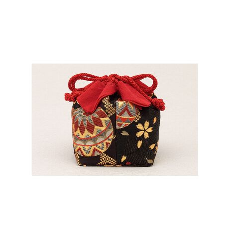 [^:sbn01-kin0027]̓ʂqpВobOFAFgꂽѐnŎdĂВ^̃obOłBJ͏kɑfނ̉Ԃт͂ŁAa؂₩ȃfUCłB܎O̒̂قAĂ̗߂ɂ킹Ă܂BJ͂قǂɂRłƕ邱Ƃł܂BВobO̒ʂ͂ƂȂ̂ŁAĂ^ꂹɎ܂B炵fUC̋ВobOŁAy̓}B