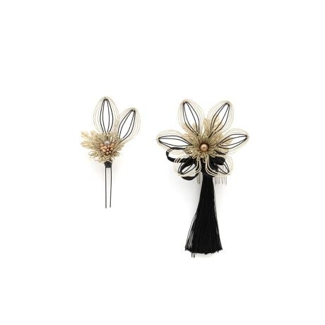 [^:sbn01-kaz0077]Uюpɂ߂Ȕ2_ZbgãwAX^CʂAԂ̔2_ZbgłBŌ`ꂽԁXɋFɌ郊[t̃RT[Wɂ͖[肪؂₩ȕ͋CłBl⌋Ȃǂ̐UAƎ̌юpȂǂɂ悭łBԂẗ̍̓C[ɂȂĂ܂̂ŁA wAX^Cɍ킹Ċpx𒲐鎖\łB傫Ȕ̗ߋ̓R[ijAȔUsł̂ŁAɍ킹Rȑgݍ킹łgp܂BwAX^CɂĂgo܂̂ŁAւd󂷂ACełB肰ȂwAAWÃIVɍ܂B͊Ɉԋ߂̑iȂ̂ŁAƂĂdvȃANZT[łBɂȂ钅̕⏬͋̕Cɂ킹ĂIтƒȂ܂Ƃ܂܂B̔Aʂȓ̒pɂЂ𗧂ĂB