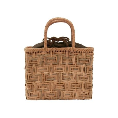 [^:sbn01-bag0035]߂Ă̒ɂ߂ȎRċВobOɕ҂܂ꂽVRfނ̂ВobOłBVRfނ̎R҂ݍ񂾃i`ȍ킹₷fUCłBR̖̕\ʂ킢ŕRɂĕ҂ĂłBVRfނ҂݂ł邽߁AAAAĂꍇ܂AgނɏÂÂłȂ߂炩ɂȂĂ܂BԂg܂̂ŁAoقǂɁA킢̂镗y݂܂B߂͂AP߂̐Fn⏬AۂȂǉẴJWAɂ悭łB܂AłȂAĩt@bVɂ₷ӂfUCłByӎz̋В͒Eł܂BĖڂTCYɂ͌̍܂BAAĂꍇ܂Ai̓łsǕił͂܂ipgpƂœł܂jB炩߂B